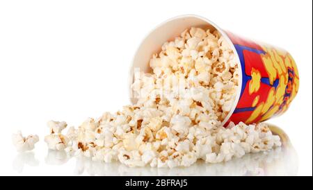 Voller Eimer Popcorn fiel isoliert auf weiß Stockfoto