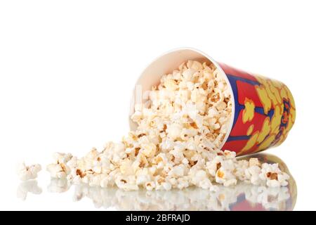 Voller Eimer Popcorn fiel isoliert auf weiß Stockfoto