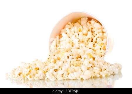 Voller Eimer Popcorn fiel isoliert auf weiß Stockfoto