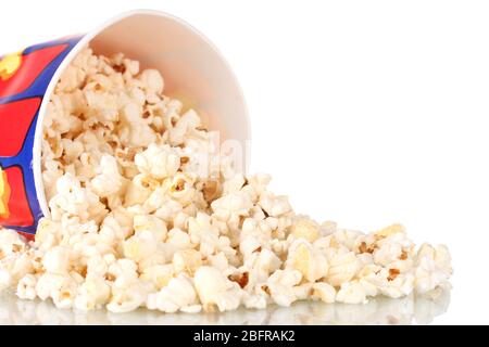 Voller Eimer Popcorn fiel isoliert auf weiß Stockfoto