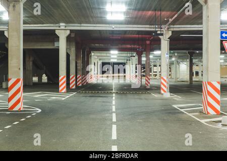 Leeres Auto Parken im Einkaufszentrum während der Pandemie. Menschen meiden öffentliche Plätze und bleiben zu Hause. Das Konzept der Pandemie, Epidemie, Covid-19. Stockfoto