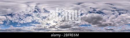 Nahtloses hdri Panorama 360 Grad Blick blauer Himmel mit schönen flauschigen cumulus-wolken mit Zenit für die Verwendung in 3D-Grafiken oder in der Spielentwicklung AS Stockfoto