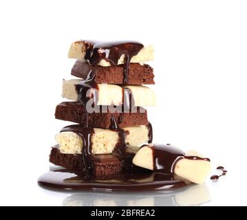 Scheiben Milch und weiße Schokolade Tafel gegossen Schokolade auf weiß isoliert Stockfoto