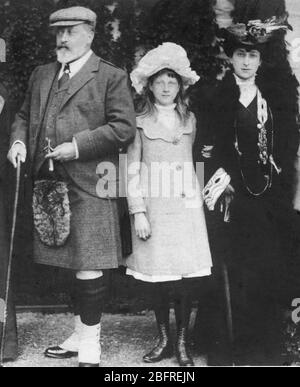 König Edward VII (1841-1910) mit der jungen Dame Alexander Duff (1891-1926), der Enkelin des Königs, und Prinzessin Victoria (1861-1935), der zweiten Tochter des Königs, c 1902. Um meine Royals-bezogenen Vintage-Bilder zu sehen, suchen Sie: Prestor Vintage Royal Stockfoto