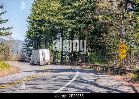 Big Rig Tag Kabine Diesel-Satteltransport kommerzielle Fracht in großen überdachten Wellpappe Bulk-Sattelauflieger Drehen auf der kurvenreichen Bergstraße wit Stockfoto