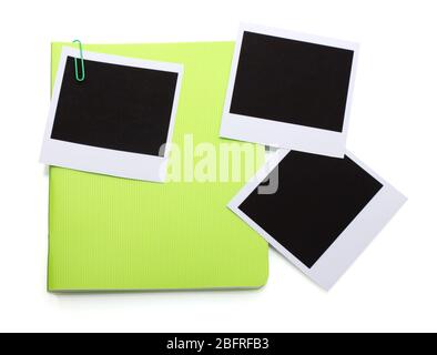 Fotopapier und grünes Notizbuch isoliert auf weiß Stockfoto