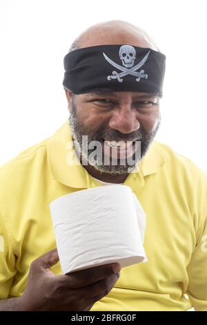 Afroamerikanischer Mann mit Toilettenpapier und Pitate Bandanna. COVID 19 Konzept der Lockdown, Flatten the Curve, Social Distancing, State of Emergency, C Stockfoto
