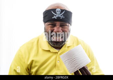 Afroamerikanischer Mann mit Toilettenpapier und Pitate Bandanna. COVID 19 Konzept der Lockdown, Flatten the Curve, Social Distancing, State of Emergency, C Stockfoto
