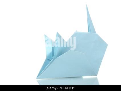 Origami-Maus aus dem blauen Papier isoliert auf weiß Stockfoto