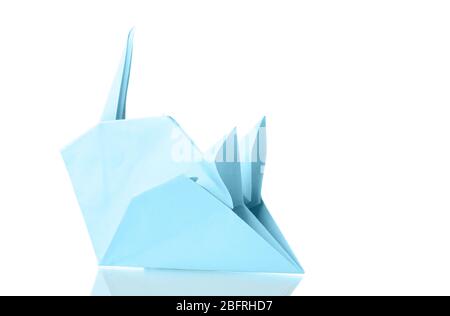 Origami-Maus aus dem blauen Papier isoliert auf weiß Stockfoto