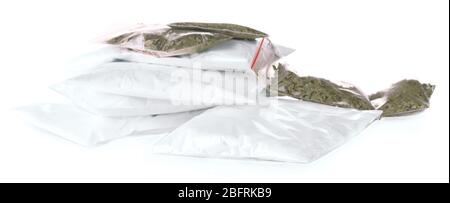 Kokain und Marihuana in einer Packung auf Weiß isoliert Stockfoto