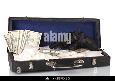 Kokain und Marihuana mit Pistole in einem Koffer auf weiß isoliert Stockfoto