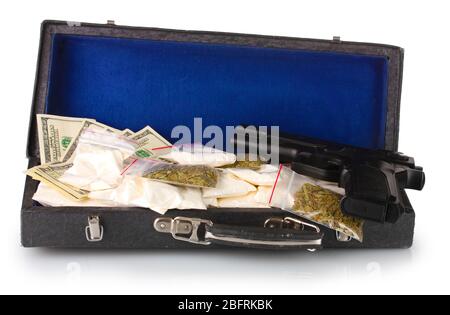 Kokain und Marihuana mit Pistole in einem Koffer auf weiß isoliert Stockfoto