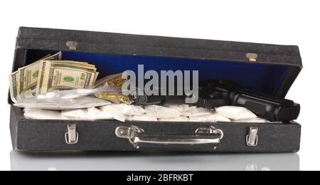 Kokain und Marihuana mit Pistole in einem Koffer auf weiß isoliert Stockfoto