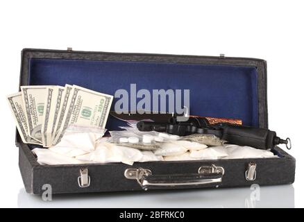 Kokain und Marihuana mit Pistole in einem Koffer auf weiß isoliert Stockfoto