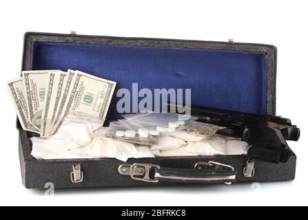 Сocaine und Marihuana mit Pistole in einem Koffer auf weiß isoliert Stockfoto