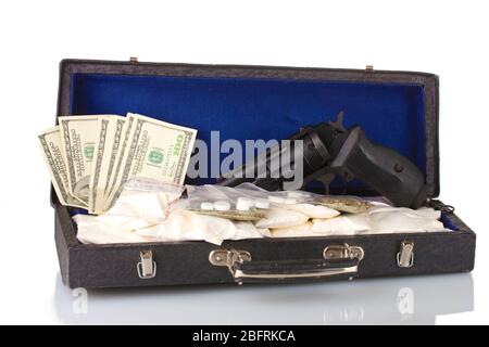 Kokain und Marihuana mit Pistole in einem Koffer auf weiß isoliert Stockfoto