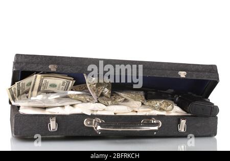 Kokain und Marihuana mit Pistole in einem Koffer auf weiß isoliert Stockfoto
