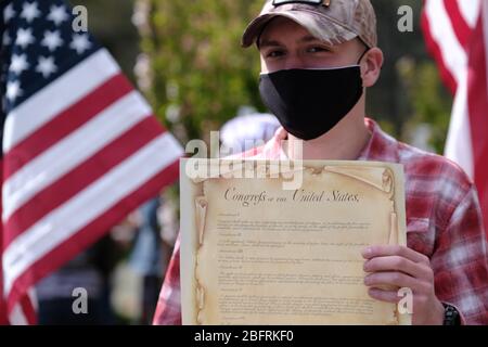 Olympia, USA. April 2020. Hunderte von Demonstranten versammeln sich am 19. April 2020 um das Capitol in Olympia, Washington, herum, um gegen die bis zum 4. Mai in Kraft tretende Stay Home-Verordnung von Gouverneur Inslee zu demonstrieren. (Foto: Alex Milan Tracy/Sipa USA) Quelle: SIPA USA/Alamy Live News Stockfoto