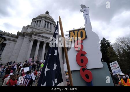 Olympia, USA. April 2020. Hunderte von Demonstranten versammeln sich am 19. April 2020 um das Capitol in Olympia, Washington, herum, um gegen die bis zum 4. Mai in Kraft tretende Stay Home-Verordnung von Gouverneur Inslee zu demonstrieren. (Foto: Alex Milan Tracy/Sipa USA) Quelle: SIPA USA/Alamy Live News Stockfoto