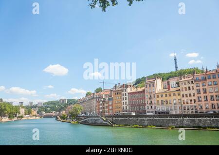 Panorama des Flusses Saone und des Quais de Saone Flussufers und Flussufers im Stadtzentrum von Lyon, neben dem Colline de Fourviere Hügel. Lyon ist das Stockfoto