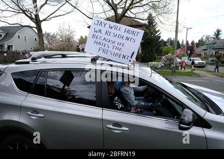 Olympia, USA. April 2020. Hunderte von Demonstranten versammeln sich am 19. April 2020 um das Capitol in Olympia, Washington, herum, um gegen die bis zum 4. Mai in Kraft tretende Stay Home-Verordnung von Gouverneur Inslee zu demonstrieren. (Foto: Alex Milan Tracy/Sipa USA) Quelle: SIPA USA/Alamy Live News Stockfoto