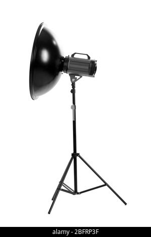 Studio Blitz mit Beauty Dish isoliert auf weiß Stockfoto