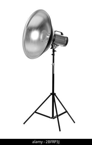 Studio Blitz mit Beauty Dish isoliert auf weiß Stockfoto