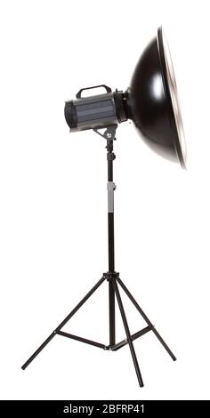 Studio Blitz mit Beauty Dish isoliert auf weiß Stockfoto