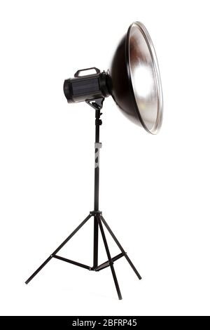 Studio Blitz mit Beauty Dish isoliert auf weiß Stockfoto