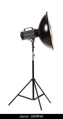 Studio Blitz mit Beauty Dish isoliert auf weiß Stockfoto