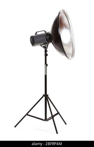 Studio Blitz mit Beauty Dish isoliert auf weiß Stockfoto