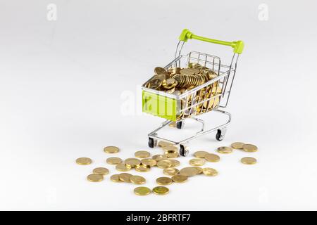 Miniaturmenschen : Familie gehen einkaufen / kaufen mit Wagen auf Stapel von Münzen, Geld für Supermarkt-Ware-Konzept. Stockfoto