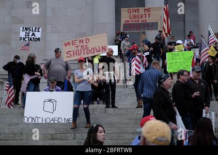 Olympia, USA. April 2020. Hunderte von Demonstranten versammeln sich am 19. April 2020 um das Capitol in Olympia, Washington, herum, um gegen die bis zum 4. Mai in Kraft tretende Stay Home-Verordnung von Gouverneur Inslee zu demonstrieren. (Foto: Alex Milan Tracy/Sipa USA) Quelle: SIPA USA/Alamy Live News Stockfoto