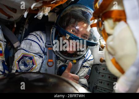 ZHEZKAZGAN, KASACHSTAN - 17. April 2020 - Expedition 62 Besatzungsmitglied Jessica Meir von der NASA gibt den Daumen nach oben, nachdem sie, Roskosmos Kosmonaut Oleg Skripoch Stockfoto