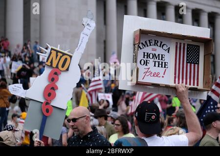 Olympia, USA. April 2020. Hunderte von Demonstranten versammeln sich am 19. April 2020 um das Capitol in Olympia, Washington, herum, um gegen die bis zum 4. Mai in Kraft tretende Stay Home-Verordnung von Gouverneur Inslee zu demonstrieren. (Foto: Alex Milan Tracy/Sipa USA) Quelle: SIPA USA/Alamy Live News Stockfoto