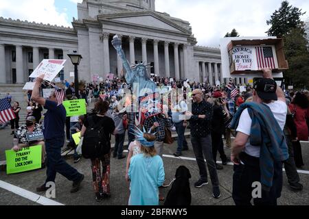 Olympia, USA. April 2020. Hunderte von Demonstranten versammeln sich am 19. April 2020 um das Capitol in Olympia, Washington, herum, um gegen die bis zum 4. Mai in Kraft tretende Stay Home-Verordnung von Gouverneur Inslee zu demonstrieren. (Foto: Alex Milan Tracy/Sipa USA) Quelle: SIPA USA/Alamy Live News Stockfoto