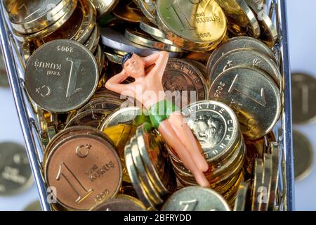 Miniaturmenschen : Familie gehen einkaufen / kaufen mit Wagen auf Stapel von Münzen, Geld für Supermarkt-Ware-Konzept. Stockfoto