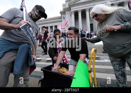 Olympia, USA. April 2020. Hunderte von Demonstranten versammeln sich am 19. April 2020 um das Capitol in Olympia, Washington, herum, um gegen die bis zum 4. Mai in Kraft tretende Stay Home-Verordnung von Gouverneur Inslee zu demonstrieren. (Foto: Alex Milan Tracy/Sipa USA) Quelle: SIPA USA/Alamy Live News Stockfoto