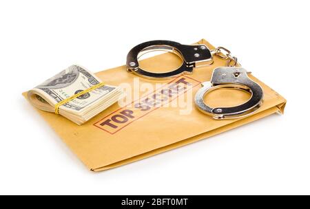 Dollar-Banknoten und Handschellen auf dem oberen geheimen Umschlag isoliert auf weiß Stockfoto
