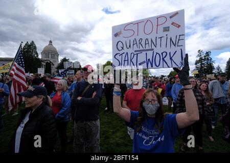 Olympia, USA. April 2020. Hunderte von Demonstranten versammeln sich am 19. April 2020 um das Capitol in Olympia, Washington, herum, um gegen die bis zum 4. Mai in Kraft tretende Stay Home-Verordnung von Gouverneur Inslee zu demonstrieren. (Foto: Alex Milan Tracy/Sipa USA) Quelle: SIPA USA/Alamy Live News Stockfoto