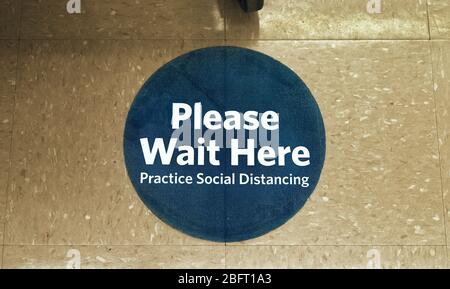 Social Distancing Sign Auf Supermarket Floor Stockfoto