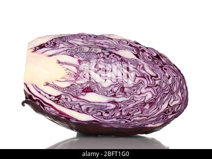 Frischer Rotkohl Querschnitt auf weiß isoliert Stockfoto