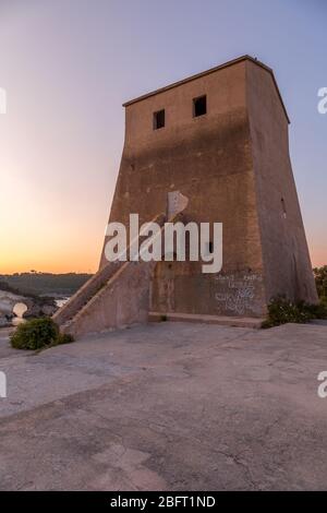 An der Küste der Halbinsel Gargano gibt es viele alte Türme, wie den Torre di San Felice bei Vieste. Italien Stockfoto