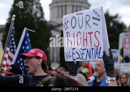 Olympia, USA. April 2020. Hunderte von Demonstranten versammeln sich am 19. April 2020 um das Capitol in Olympia, Washington, herum, um gegen die bis zum 4. Mai in Kraft tretende Stay Home-Verordnung von Gouverneur Inslee zu demonstrieren. (Foto: Alex Milan Tracy/Sipa USA) Quelle: SIPA USA/Alamy Live News Stockfoto