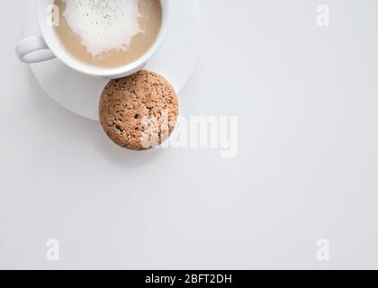 Tasse Kaffee Foto mit Kopie Platz in der Ansicht von oben Kaffee mit Milch und Haferflocken Cookie mit Schokolade Chips auf dem weißen Tisch Stockfoto