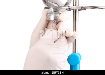 Krankenschwester, die Infusion auf weiß isoliert macht Stockfoto