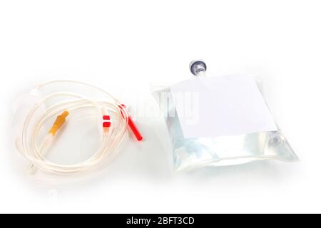 Beutel mit intravenösen Antibiotika und Kunststoff Infusion Set isoliert auf weiß Stockfoto