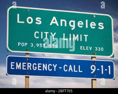 Eingabe Los Angeles Stadt begrenzt offiziellen Zustand Autobahn Schild mit Bevölkerung und Höhe Stockfoto