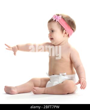 Nettes Baby Mädchen sitzen und ziehen Hand isoliert auf weiß Stockfoto